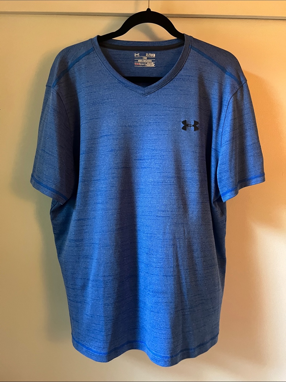Under Armour Men’s XL Loose Heat Gear Blue V-Neck Performance Tee